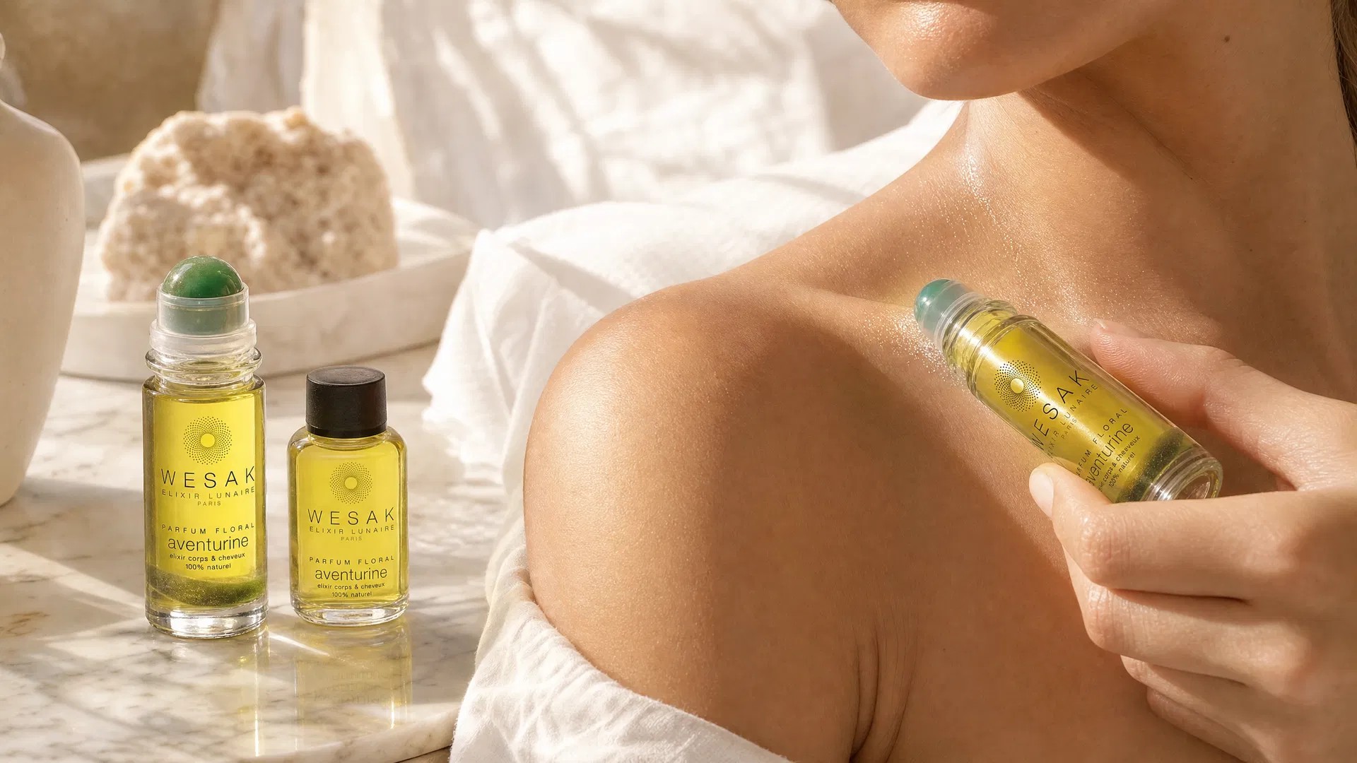 Femme appliquant l'élixir lunaire aventurine verte Wesak Paris sur l'épaule - huile pour le corps naturelle aux cristaux semi-précieux