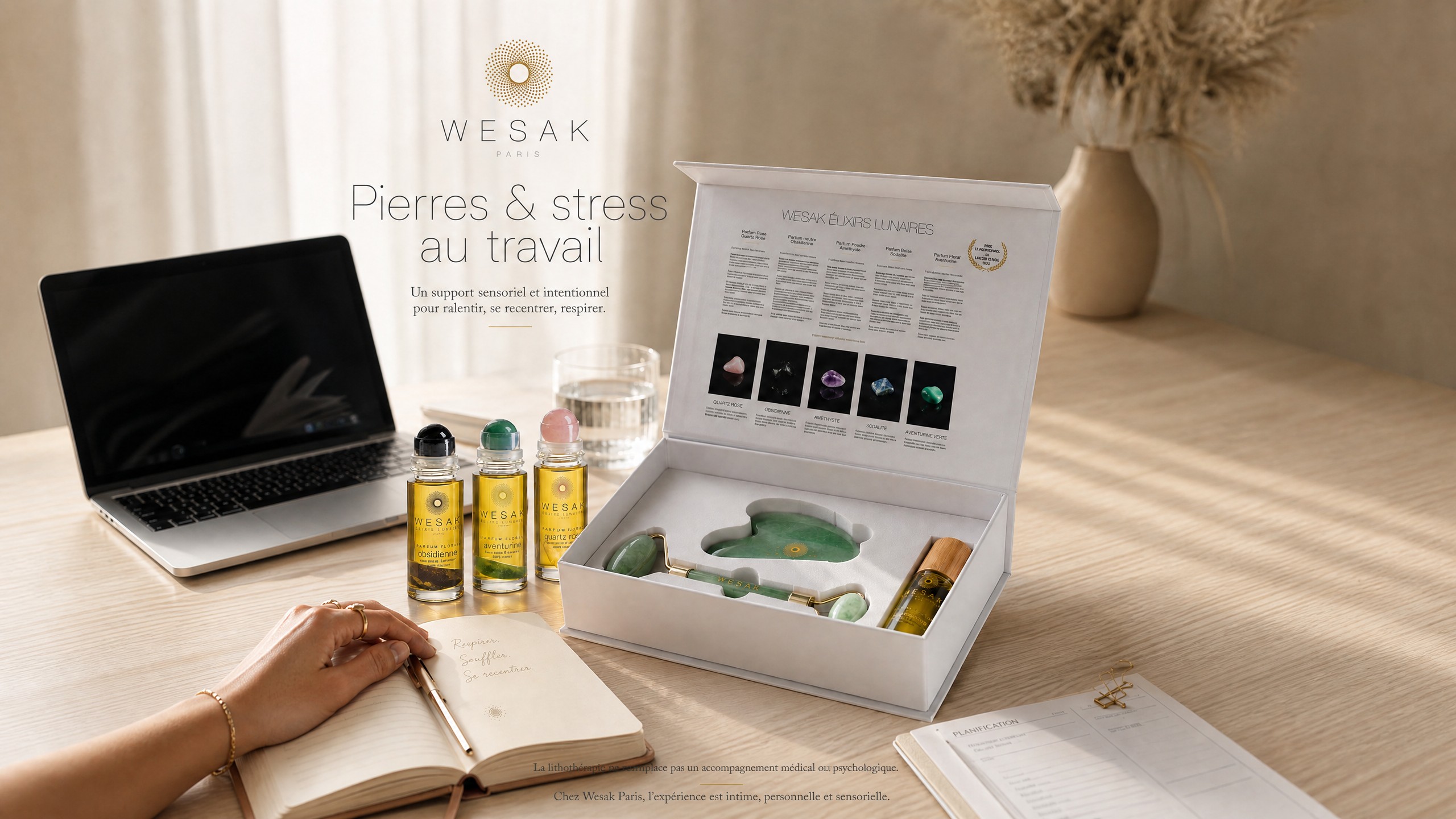 Coffret découverte élixirs lunaires Wesak Paris ouvert sur un bureau avec trois flacons obsidienne aventurine quartz rose, carnet et ordinateur - pierres associées aux rituels de gestion du stress au travail